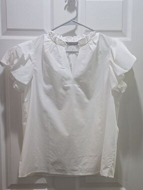 Women's White Pretty Garden VNeck Poplin Sleeve Top. NWT. Medium.